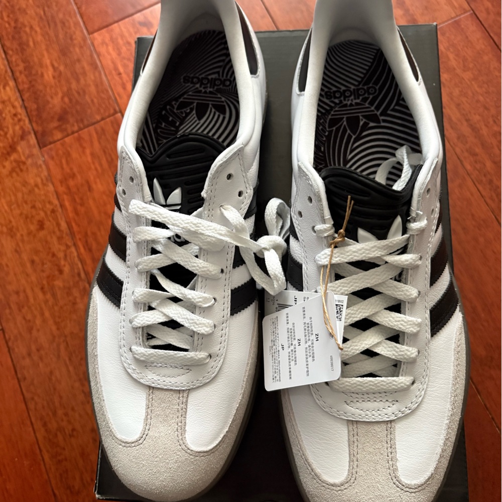 🚨BRAND NEW adidas🚨
Never Worn‼️‼️‼️